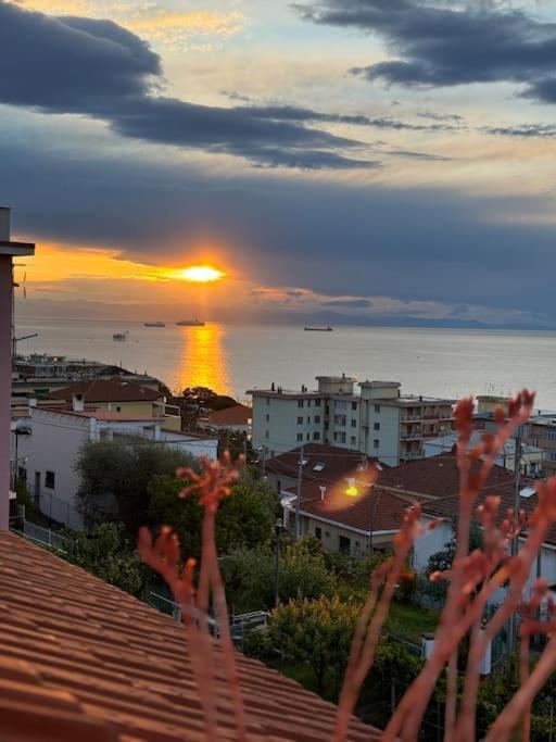 Mansarda Vista Mare A Zinola Apartman Savona Kültér fotó